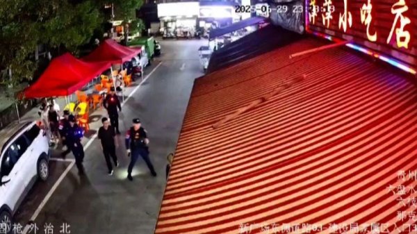 融可赢配 闹市持“枪”对峙，扬言只是吓一吓？男子被抓后狡辩：这是合法的